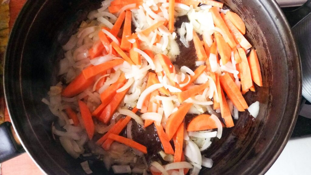 цибуля і морква для гарбузового кремсупу